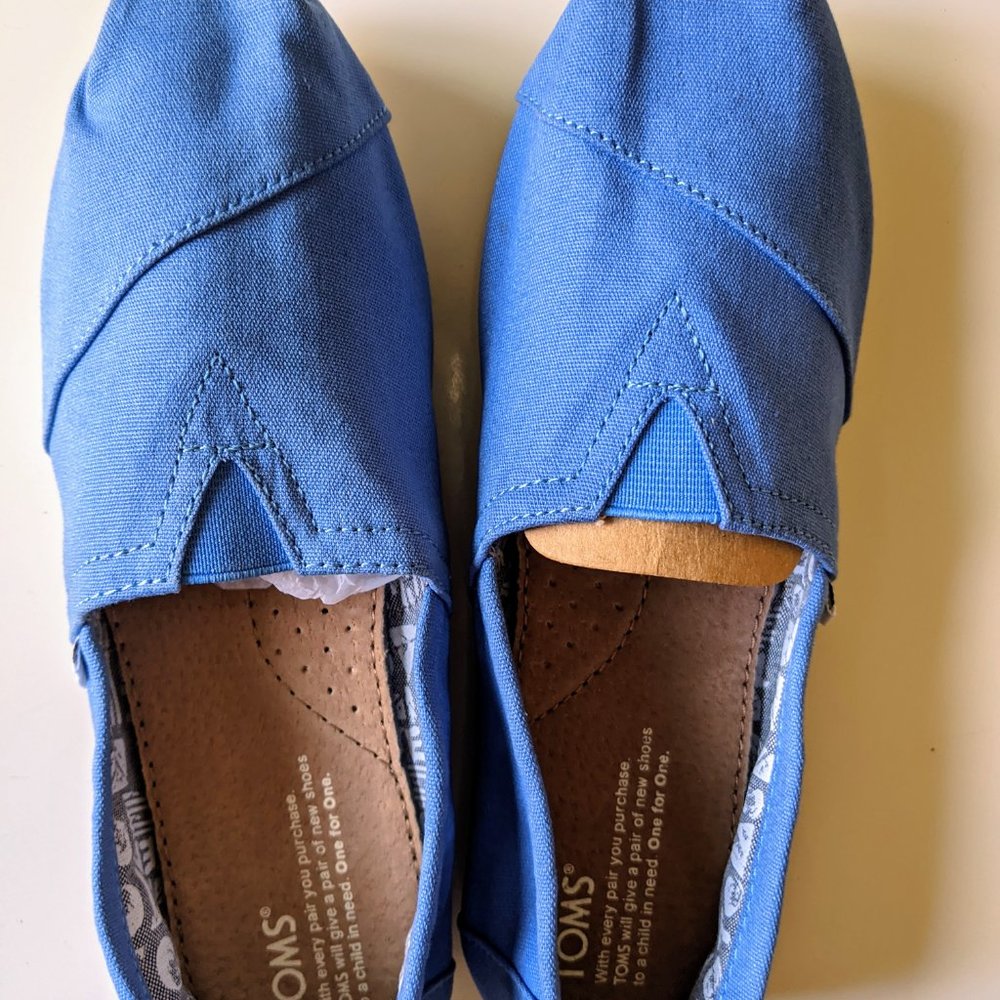 NWOT TOMS Classic Regatta Blue